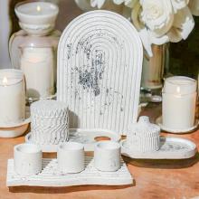 Conjunto de cimento branco com folhas de ouro 